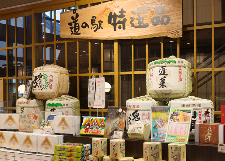 Get the most unique gifts and special products reﬂecting Shirakawa-go culture from this place.