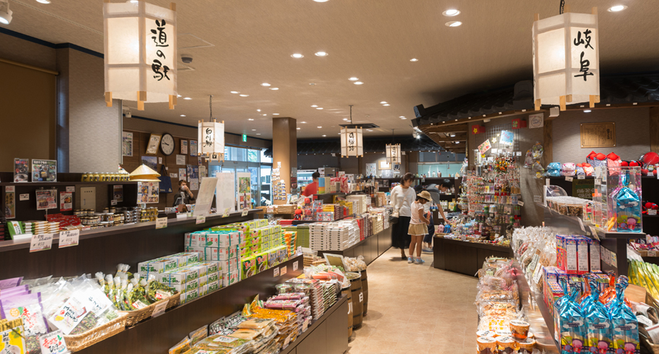 A souvenir shop where you can ﬁnd various Shirakawa-go gifts.